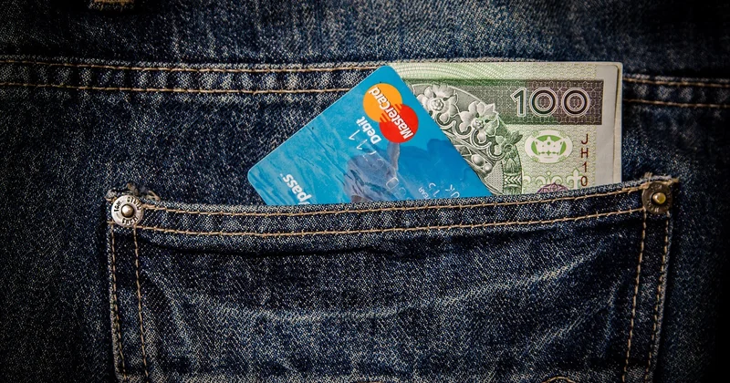 Carte de débit ou carte de crédit pour louer à l'étranger ?